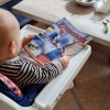 En 1-årig kille läser FINNFARE